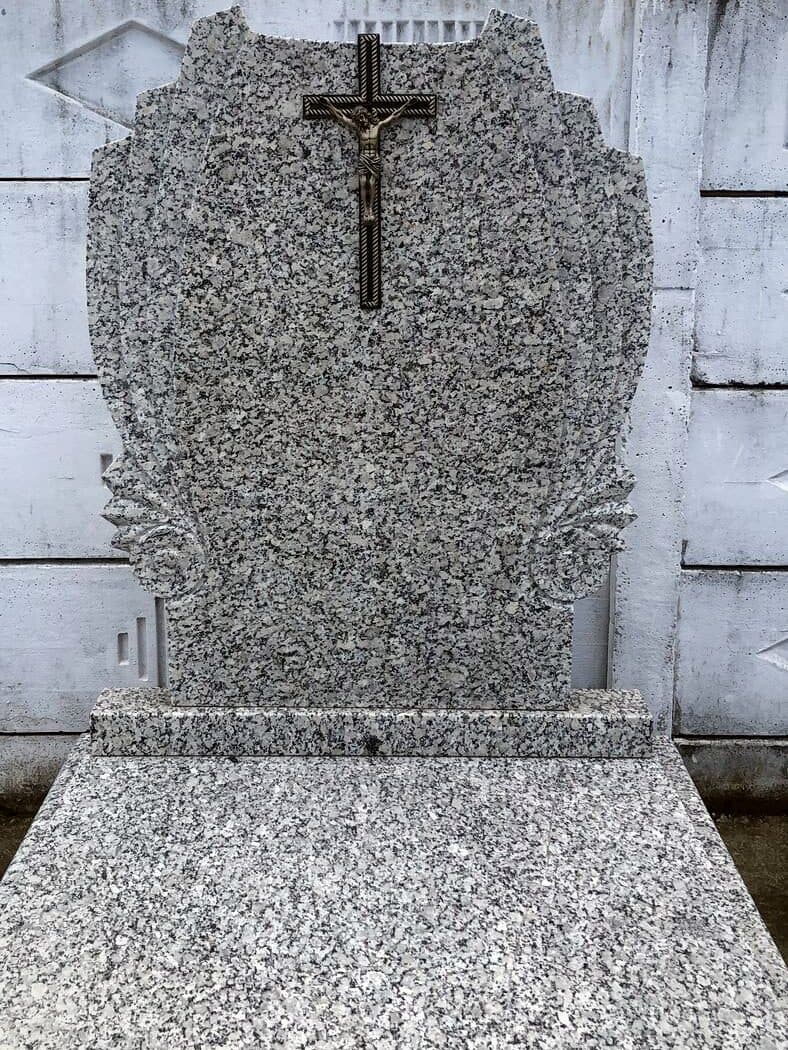 Cruce funerară dublă din granit alb cu fulgi și crucifix metalic, în atelierul Mogut.