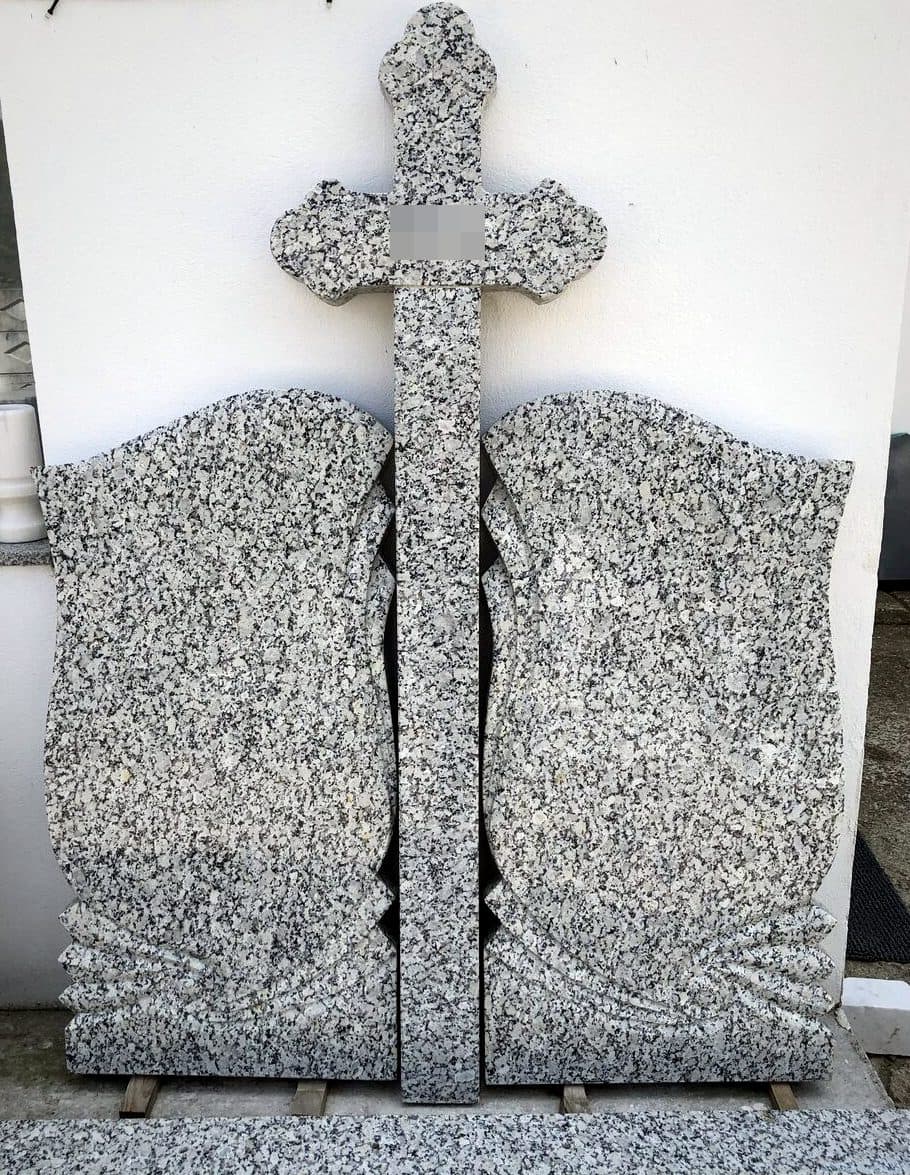 Cruce funerară dublă din granit gri cu cărți sculptate și cruce centrală, în atelierul Mogut.
