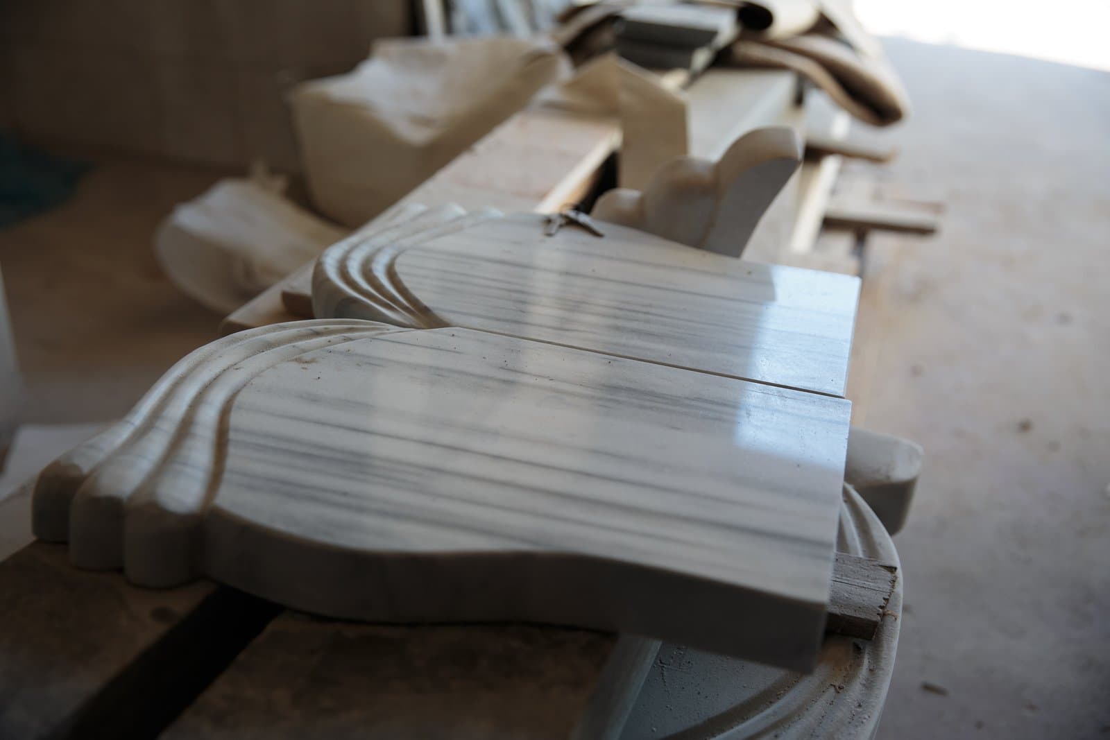 Elemente de marmură albă sculptate, în lucru, în atelierul Mogut