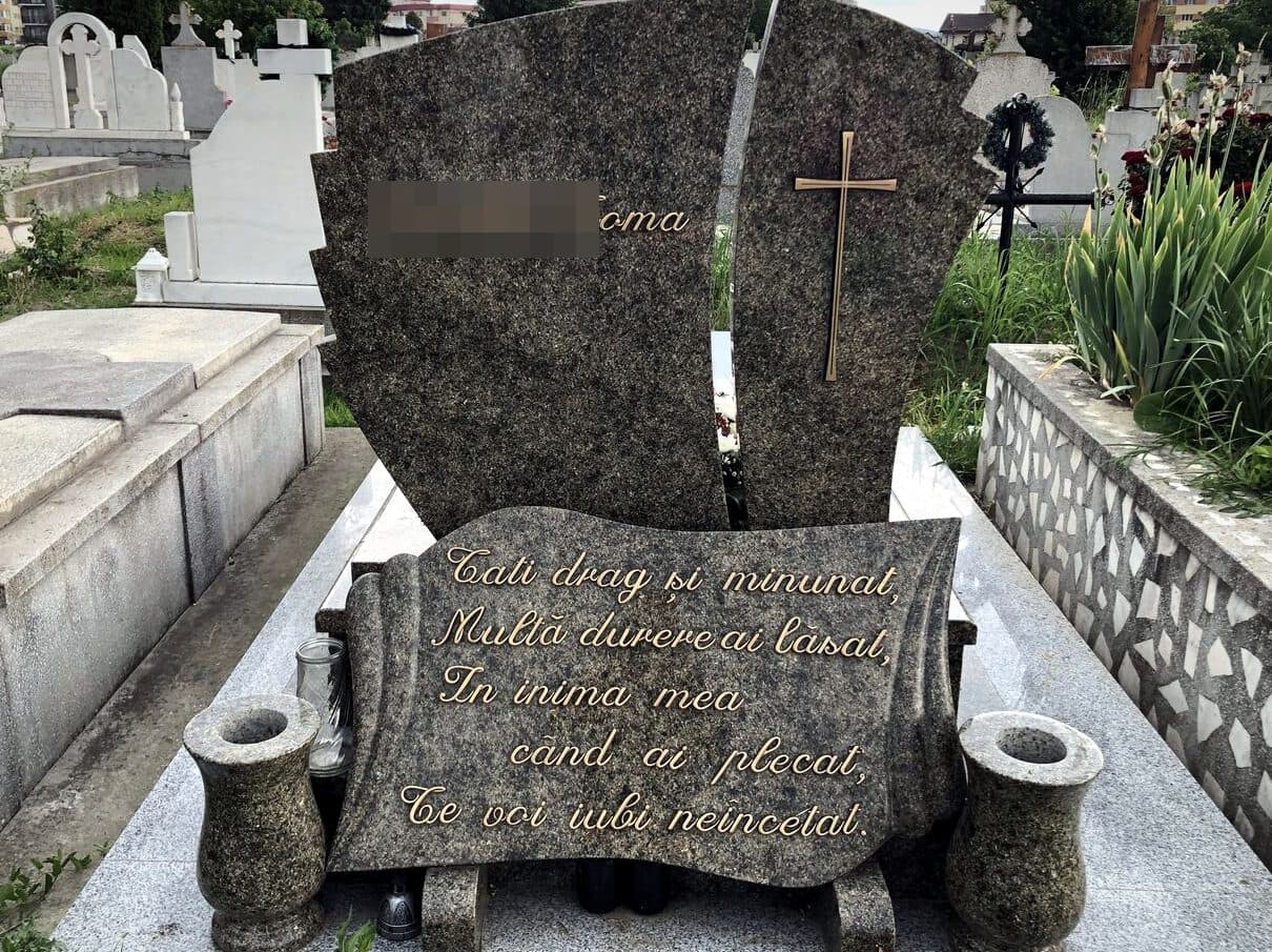 Monument funerar modern la comandă din granit verde cu cruce aurită și pupitru cu versuri, montat în cimitir.