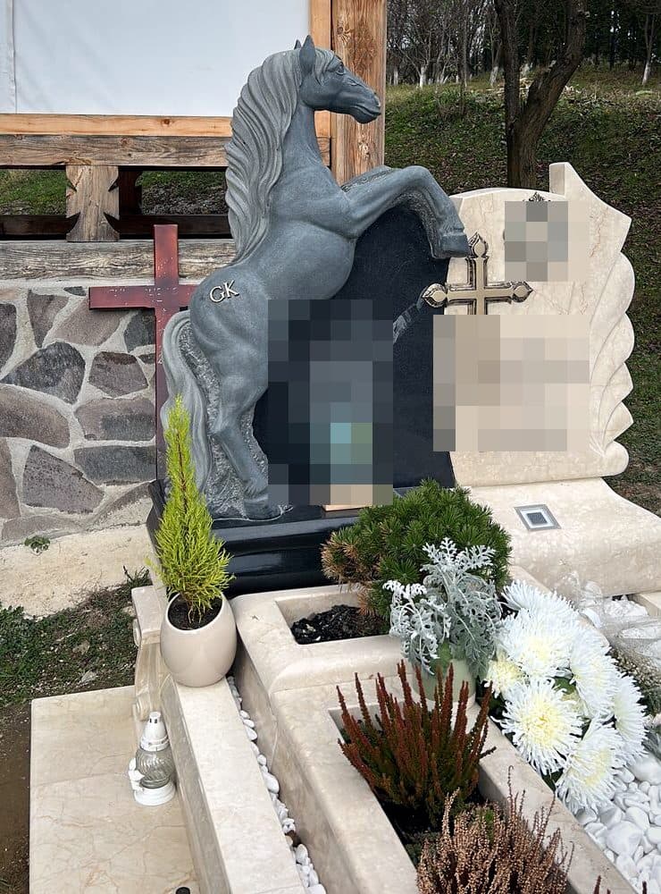 Monument funerar la comandă cu sculptură de cal din granit și lespede de travertin cu cruce, montat în cimitir.