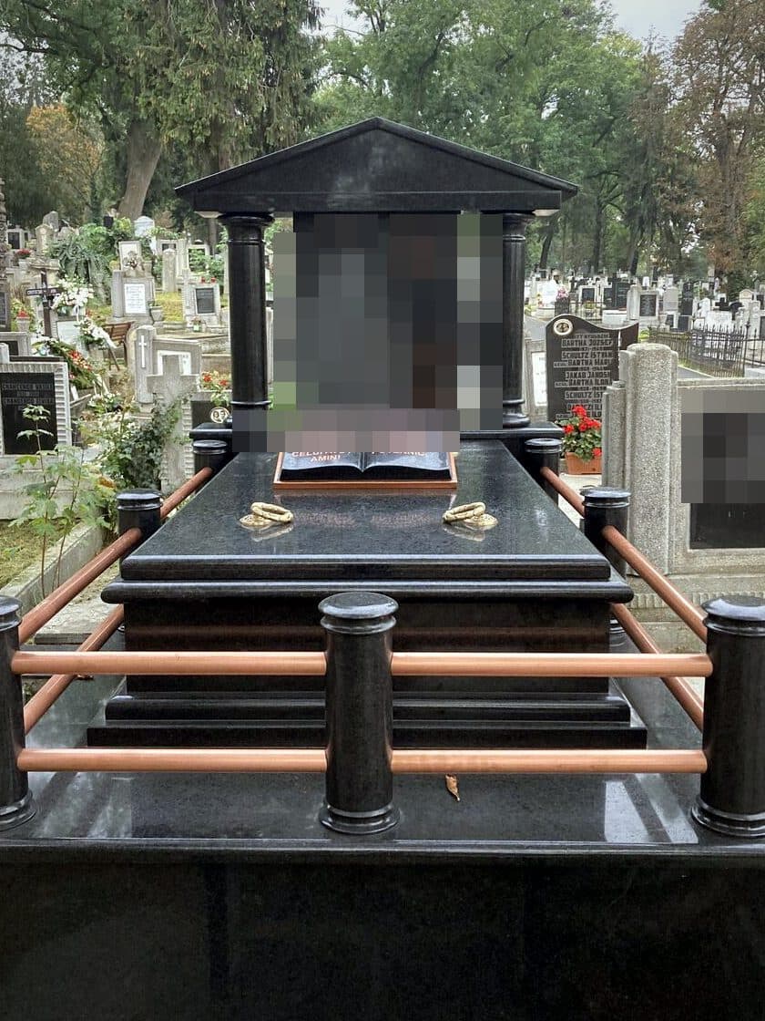 Monument funerar la comandă în formă de templu din granit negru cu coloane și portret gravat, montat în cimitir.
