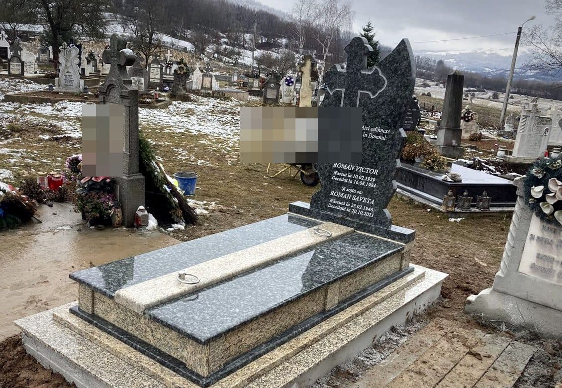 Monument funerar premium din granit verde cu cap de cruce înaripat și cruce gravată, montat în cimitir.