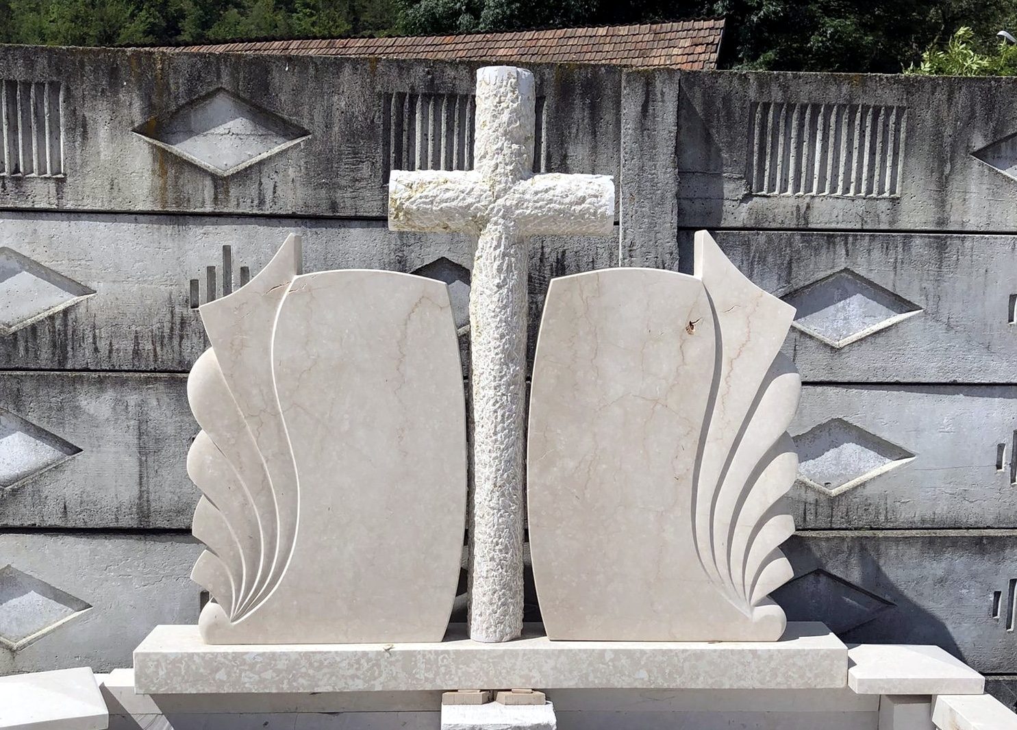 Monument dublu din marmură albă cu cruce buciardată